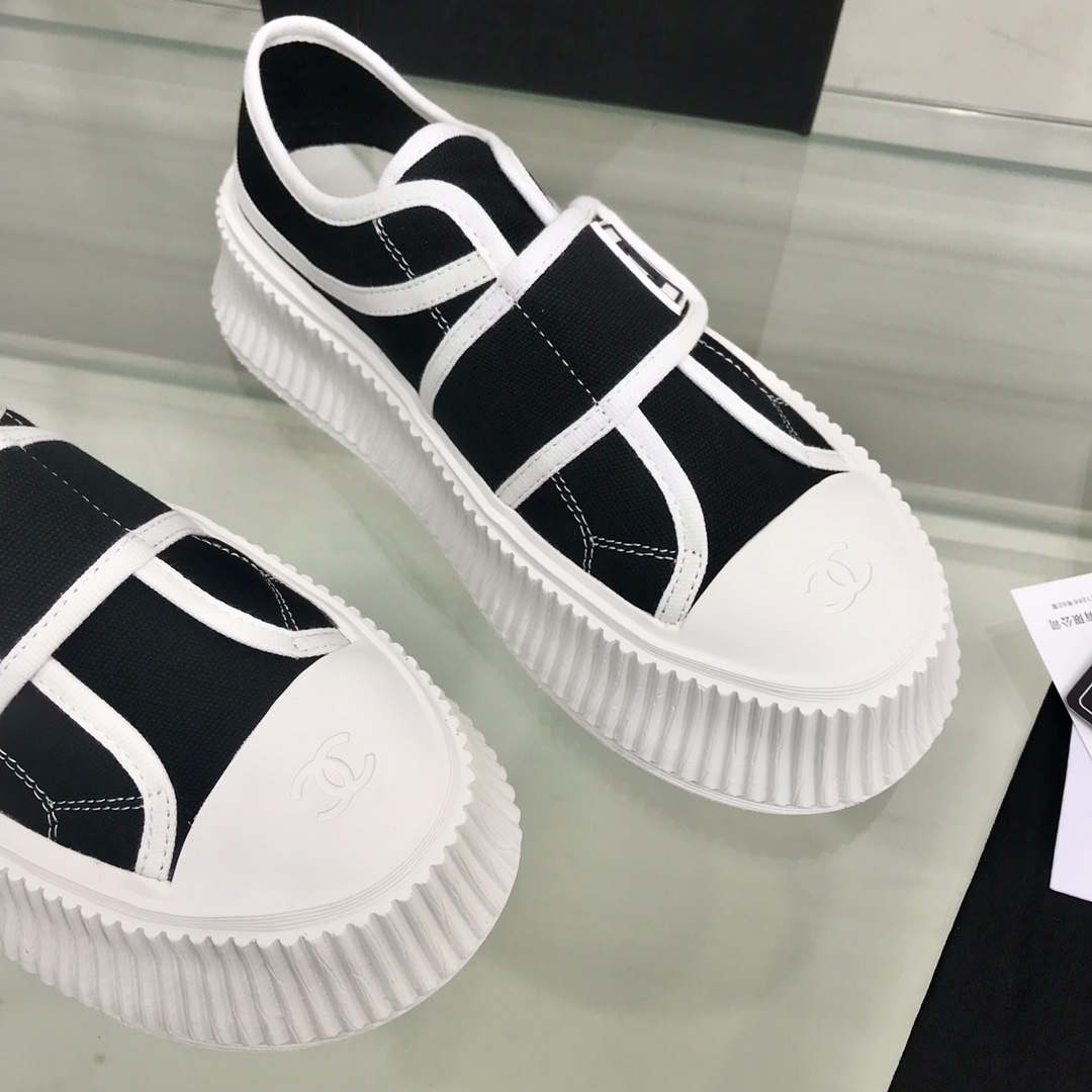 ** Sportowe sneakersy z efektowną podeszwą

**