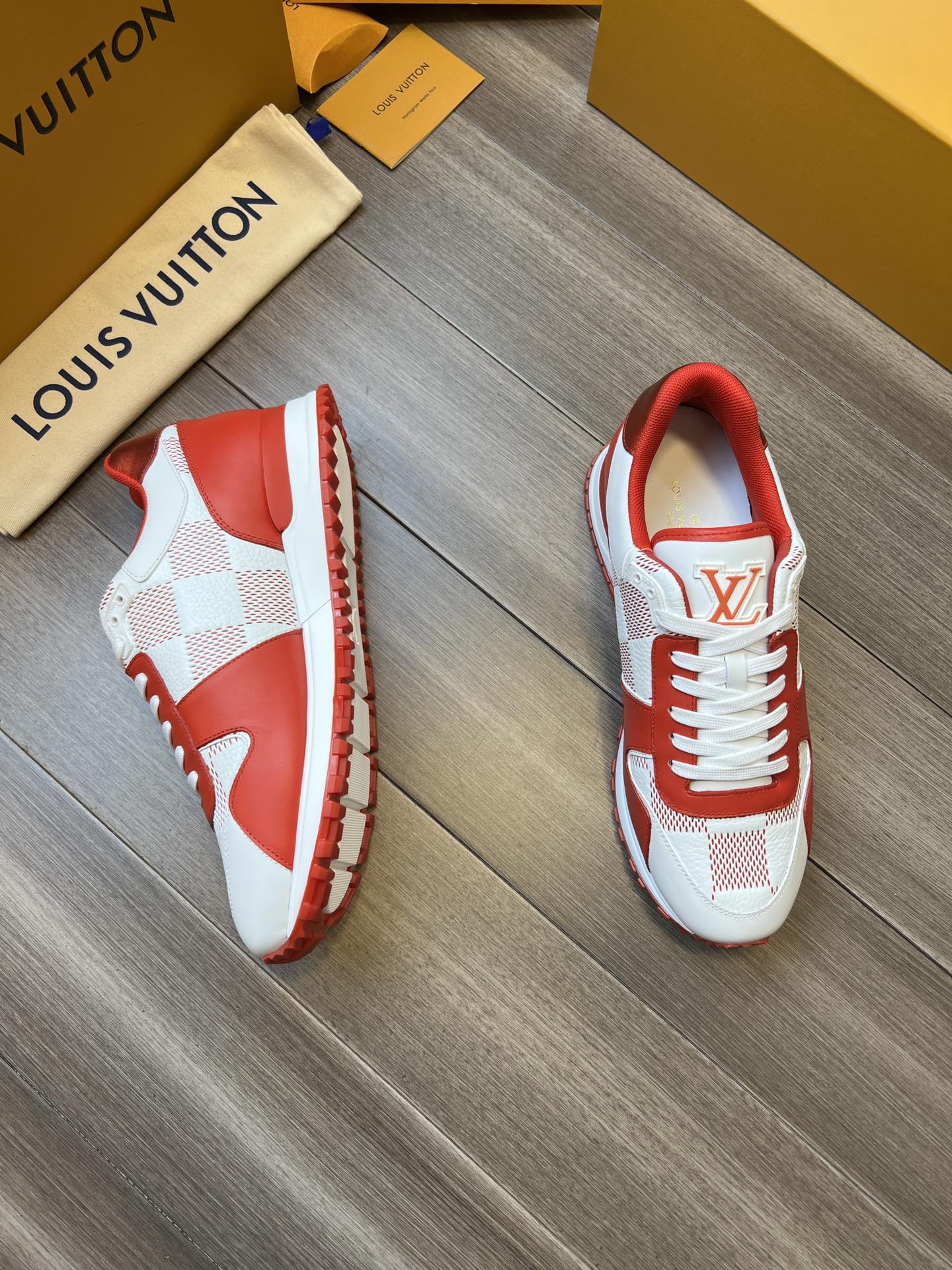 ** Sportowe sneakersy z czerwonymi akcentami

**