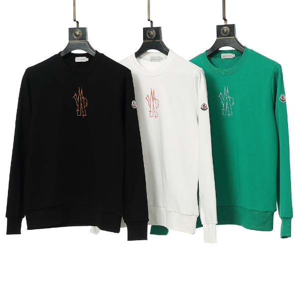 ** Stylowy sweatshirt z subtelnym logo

**