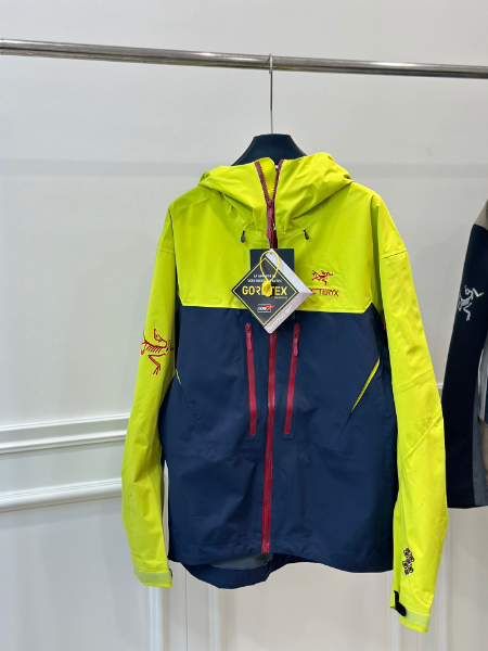 ** Sportowa kurtka z wodoodpornym wykończeniem

**