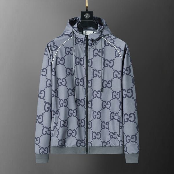 ** Stylowy dres z logo w subtelnych odcieniach

**
