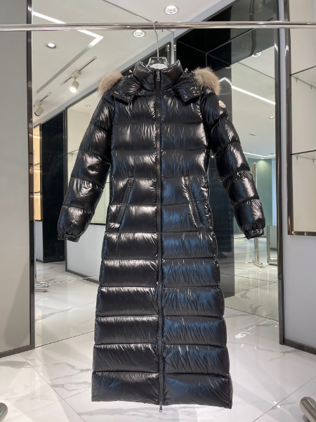 ** Elegancka puchowa parka z futrzanym wykończeniem

**