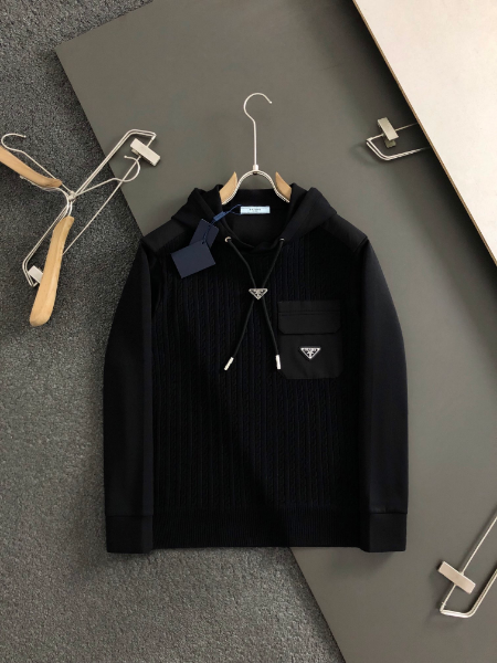 ** Elegancki sweter z kapturem

**
