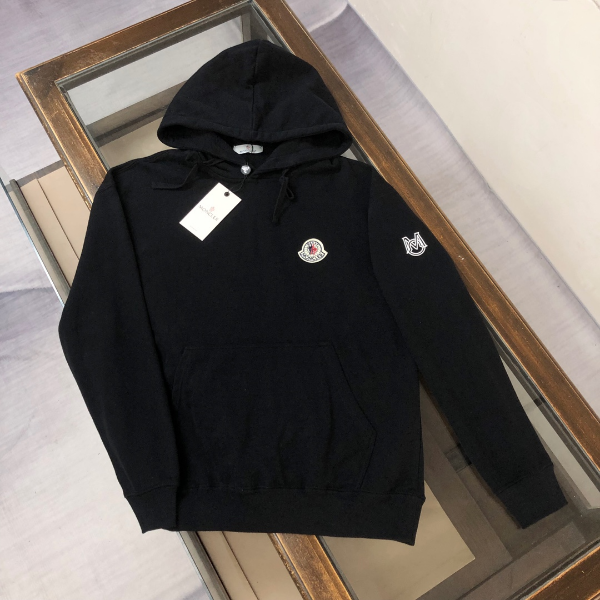 ** Klasyczny czarny hoodie z haftem

**