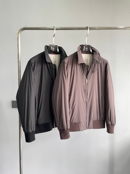 ** Elegancka kurtka bomber w kolorze czarnym i brązowym

**