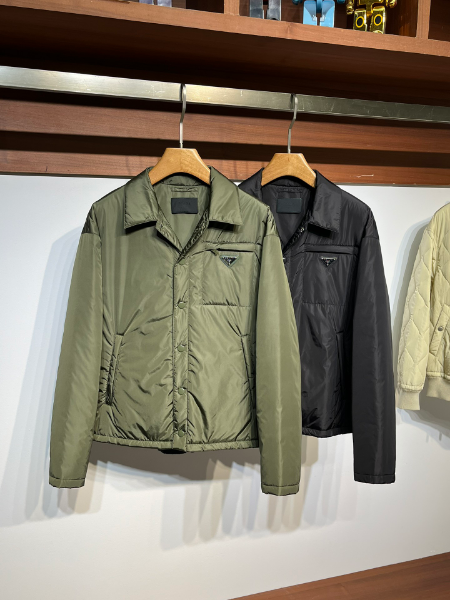 ** Elegancka kurtka w kolorze khaki i czerni

**