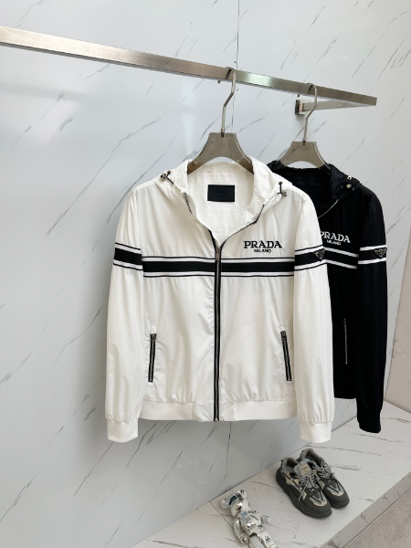 ** Elegancka kurtka z kapturem w stylu sportowym

**