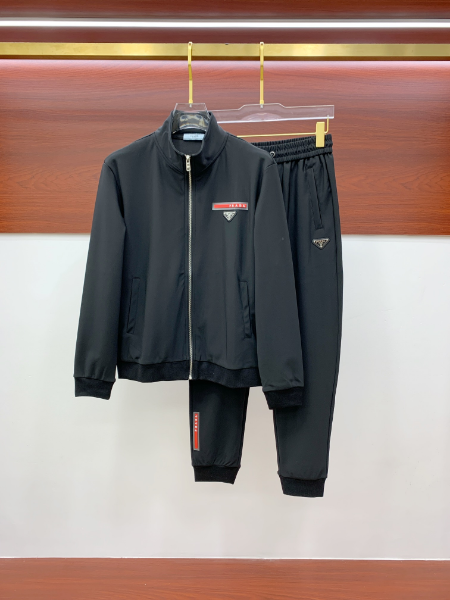 ** Elegancki zestaw sportowy w kolorze czarnym

**