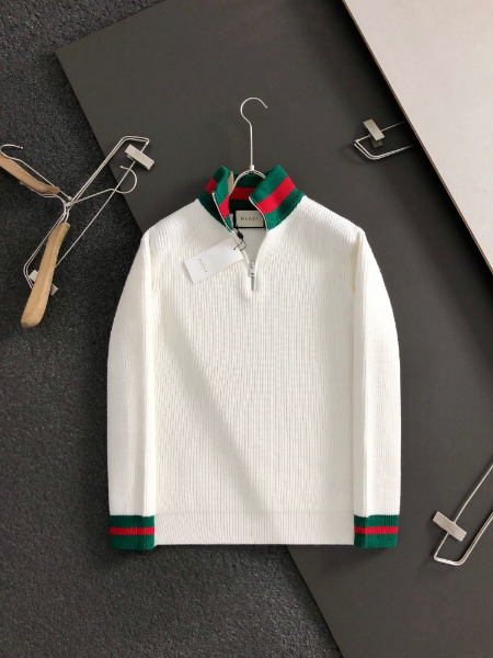 ** Elegancki sweter z zapięciem

**