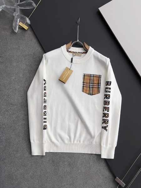** Elegancki sweter z kieszonką

**