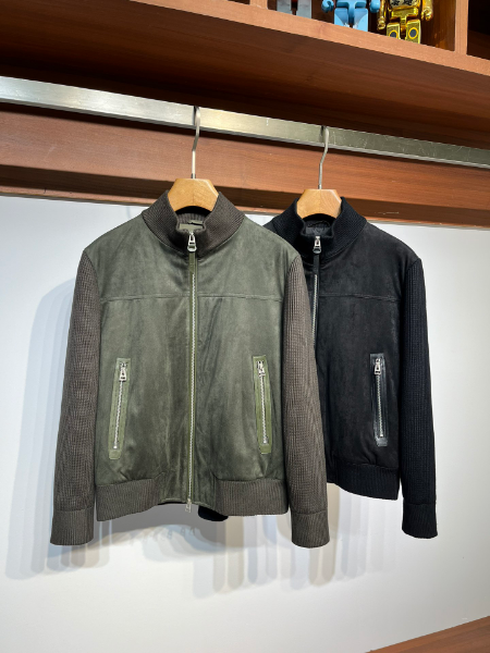 ** Stylowa kurtka z detali suede

**