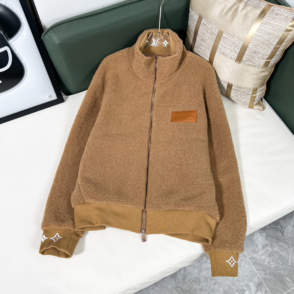 ** Elegancka kurtka z futerkiem w kolorze camel

**