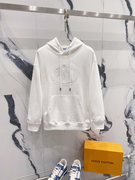 ** Klasyczny biały hoodie z subtelnym haftem

**