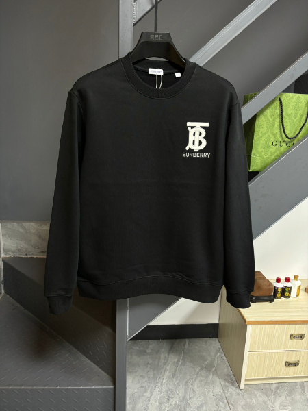 ** Klasyczny sweater z logo

**