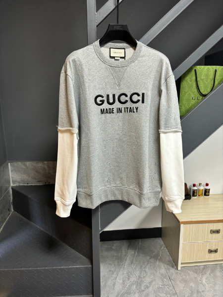 ** Stylish Sweatshirt with Contrasting Sleeves

**