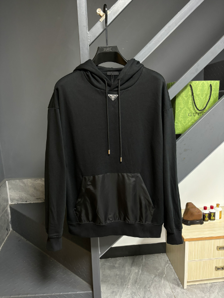 ** Stylowy hoodie z satynowym akcentem

**