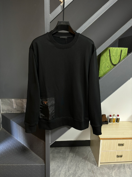 ** Elegancki sweter z kontrastową kieszenią

**