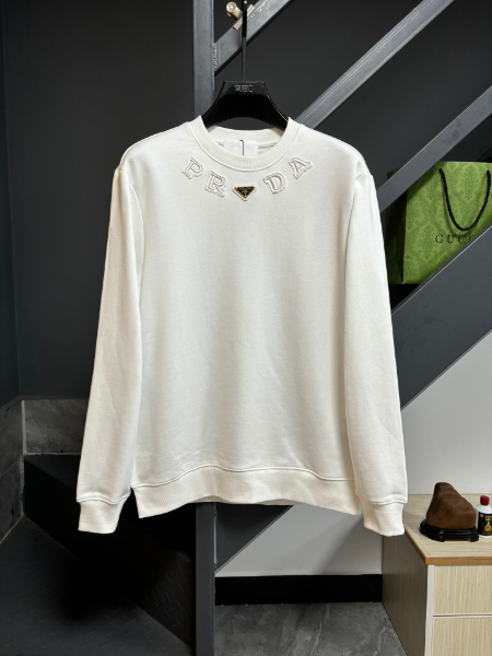 ** Elegancki sweter z logo

**