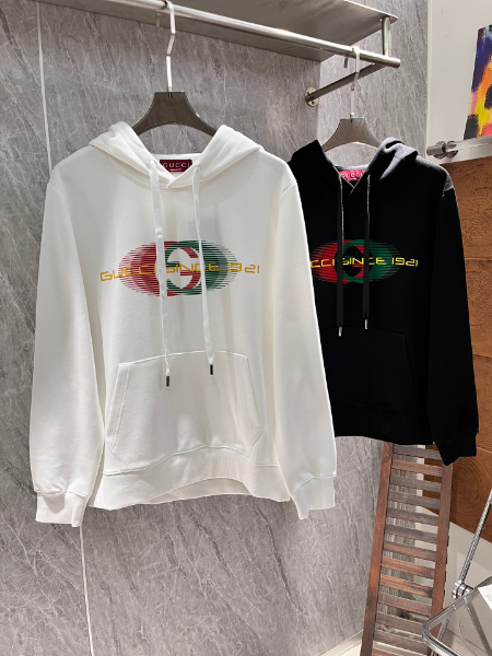 ** Stylowa bluza z kapturem

**