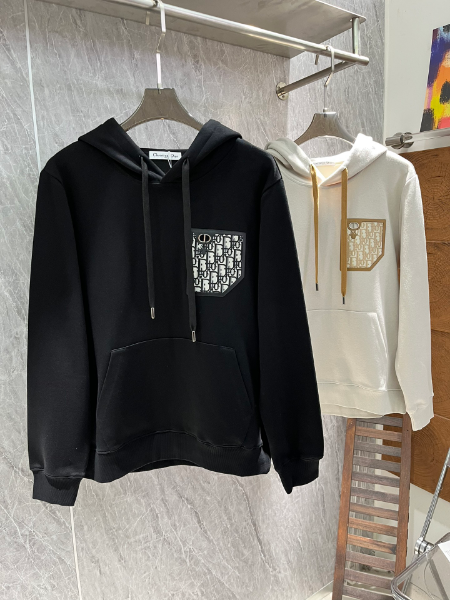 ** Stylowy hoodie z unikalnym wykończeniem

**