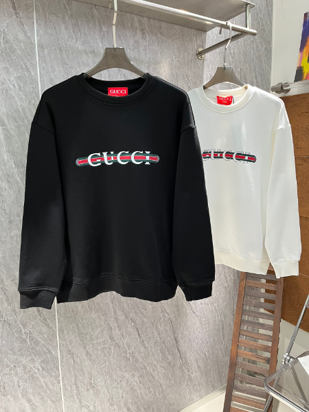 ** Klasyczny sweter z logo w stylu streetwear

**