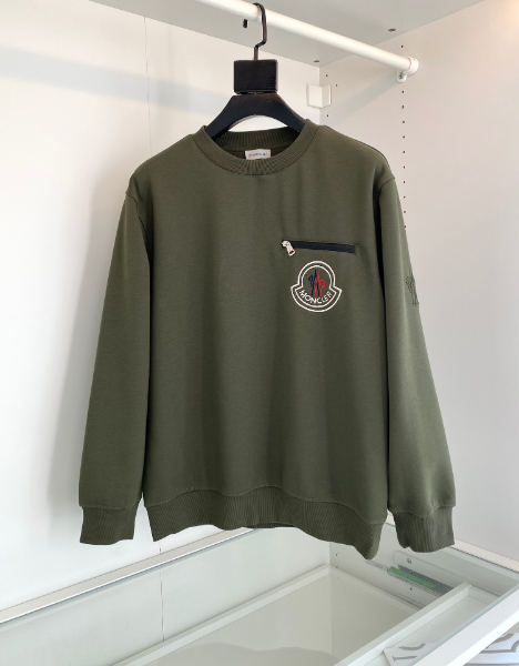 ** Klasyczny, zielony sweatshirt z kieszonką

**