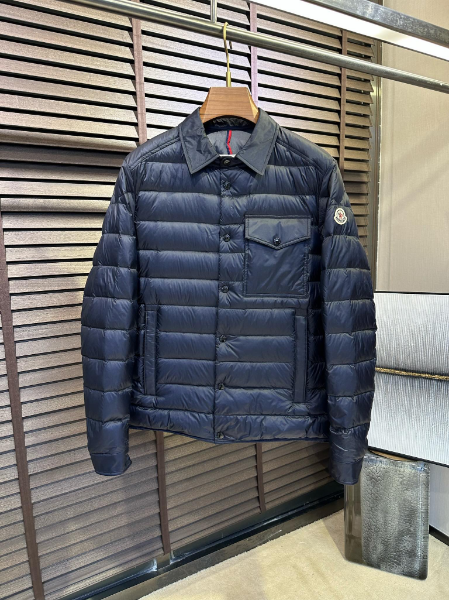 ** Elegancka kurtka puchowa w odcieniu granatu

**