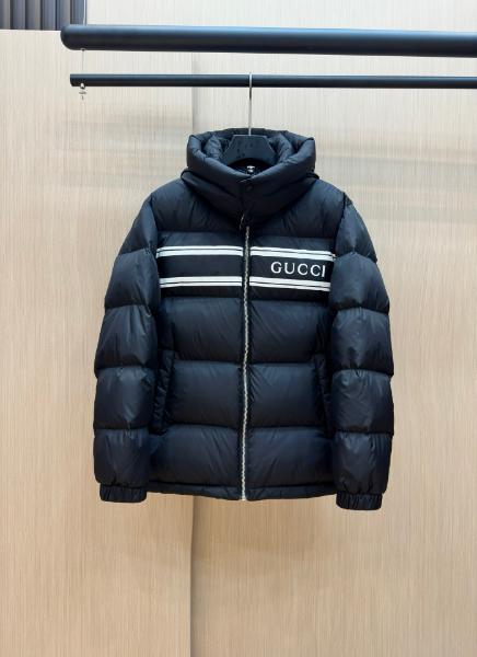 ** Luksusowa kurtka puchowa z designerskim akcentem

**