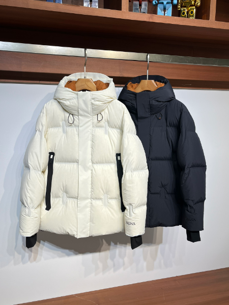 ** Elegancka kurtka puchowa w odcieniach bieli i czerni 

**
