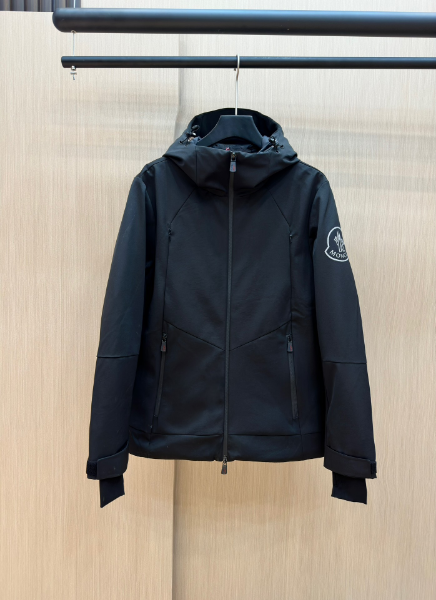 ** Elegancka kurtka typu softshell z odpinanym ociepleniem

**