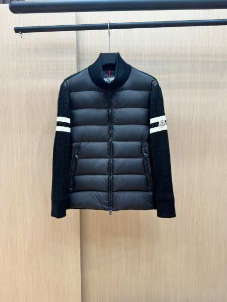 ** Elegancka kurtka puchowa z akcentami sportowymi

**