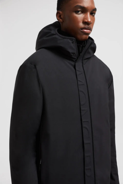 ** Elegancka kurtka snowboardowa z kapturem

**