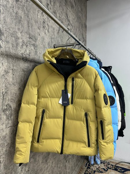** Kurtka puchowa w stylu premium

**