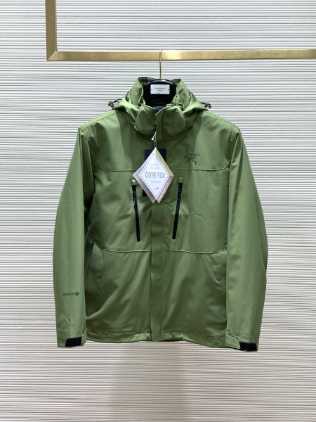 ** Elegancka kurtka z technologią Gore-Tex w odcieniu leśnej zieleni

**