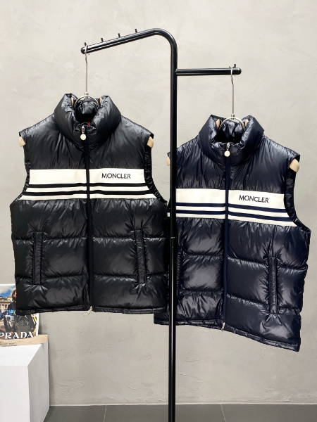 ** Elegancka kamizelka puchowa z detalami w kolorze nude

**