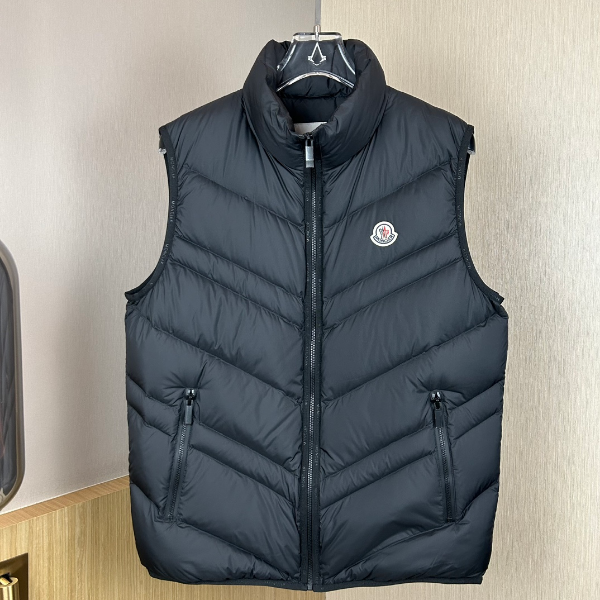 ** Elegancka kamizelka puchowa w klasycznym czarnym kolorze

**