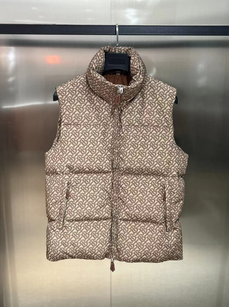 ** Elegancka kamizelka puchowa w unikalnym wzorze

**