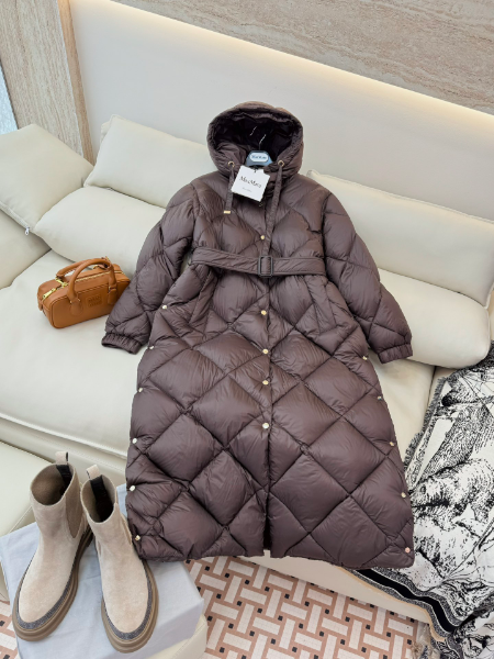 ** Elegancka puchowa maxi kurtka z paskiem

**