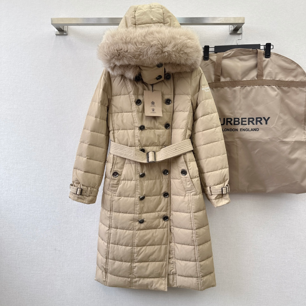 ** Elegancka parka z futrzanym kołnierzem na zimowe dni

**