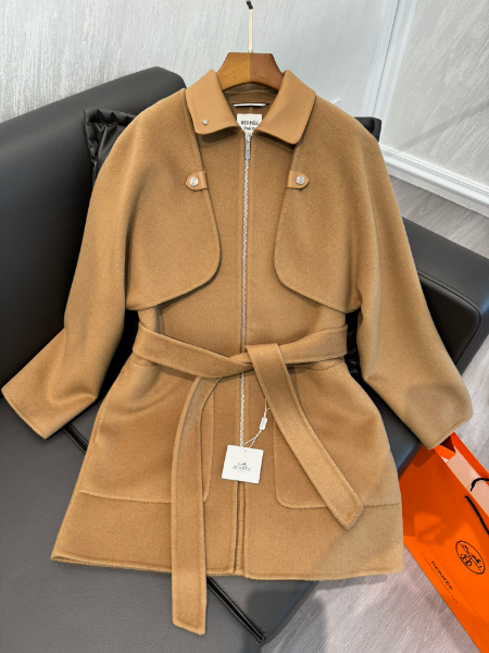 ** Elegancka peleryna z kaszmiru w odcieniu karmelowym

**