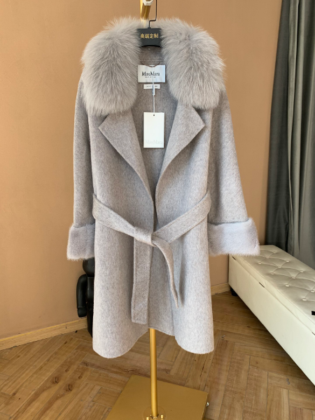 ** Elegancka kurtka z futrzanym kołnierzem

**