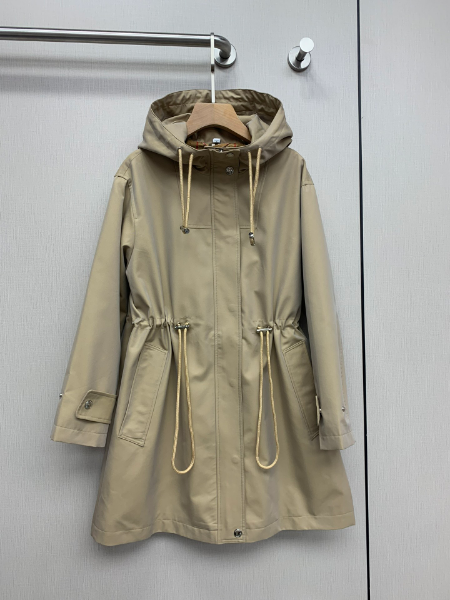 ** Elegancka kurtka parka z kapturem w odcieniu piaskowym

**