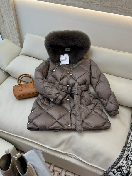 ** Elegancka kurtka zimowa z futrzanym kołnierzem

**