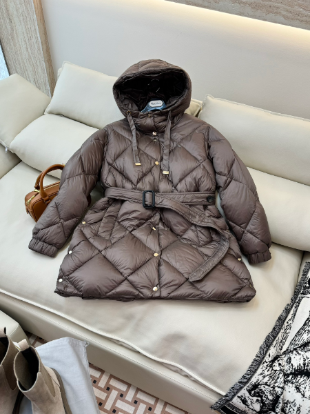 ** Elegancka kurtka puchowa z paskiem w kolorze brązowym

**