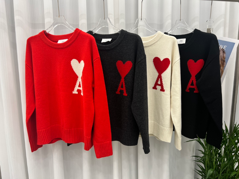 ** Serce Pasji – Sweter z Motywem A

**