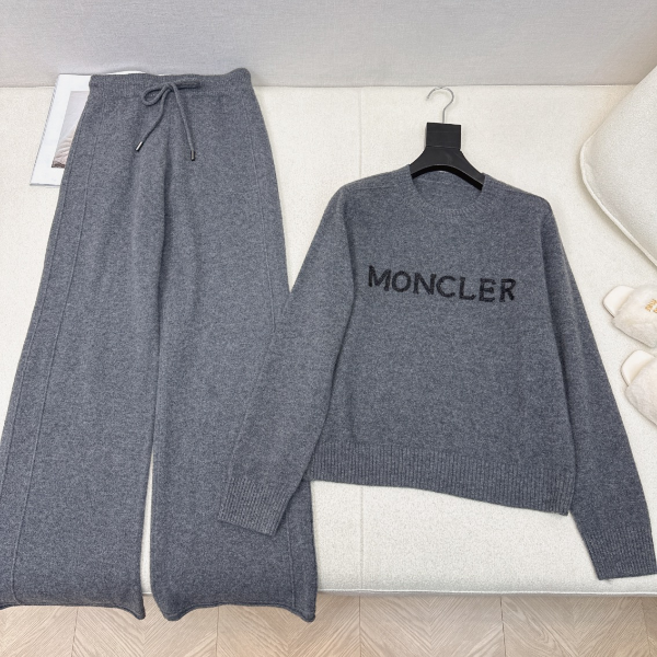 ** Stylowy komplet sweter i spodnie w odcieniu szarości

**