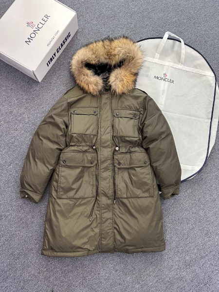 ** Elegancka parka z futrzanym kołnierzem w kolorze khaki

**