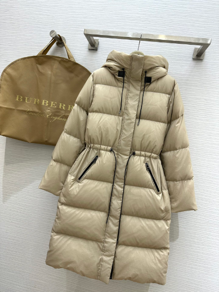 ** Elegancka puchowa kurtka w odcieniu nude

**