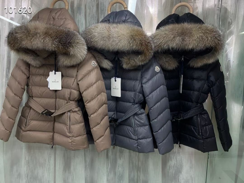 ** Elegancka puchowa kurtka z futerkiem

**
