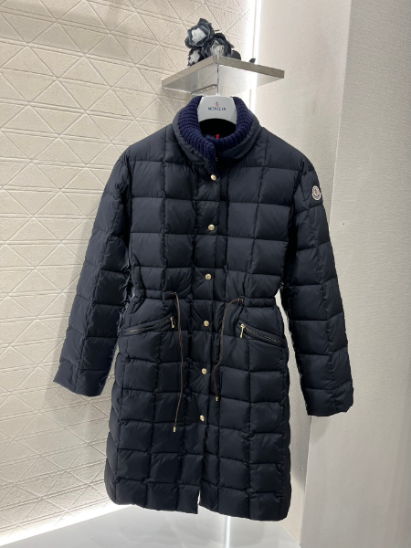 ** Elegancka kurtka puchowa z kołnierzem w odcieniu granatu

**